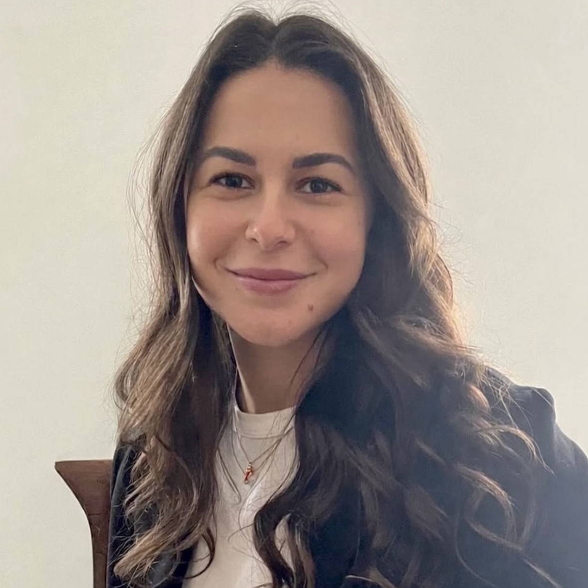 Ritratto frontale della Dottoressa Marta Valentini Psicologa Clinica Specializzata in Mediazione dei Conflitti in ambito relazionale, lavorativo e famigliare.